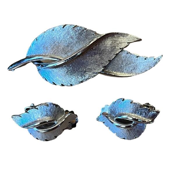 Matched 1960s Coro Earring & Pin Set Brushed Silver Leaf Clip On Twist - Picture 1 of 8